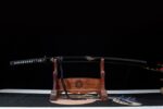 Kill Bill Hattori Hanzo Katana, complete display with wooden stand, black scabbard and white diamond-patterned handle, collectible sword