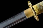 Half-Tachi handle and gold Tsuba guard connection, exquisitely designed, stable structure, easy to grip.