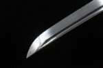 Mo Yulong Knife sharp blade tip close-up, showcasing its high polish and clear cutting angle, highlighting its sharpness.